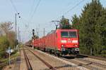 Mit einem gemischten Güterzug aus Mannheim Rbf fuhr am 11.04.2017 die 185 144-3 durch den Heitersheimer Bahnhof in Richtung Schweizer Grenze. (Fotostelle hinter einem Prellbock)