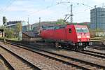 Nachdem am 12.04.2017 die 185 310-0 einen Güterzug in den Bahnhof von Völklingen bracht, rangierte durch den Bahnhof auf ein Abstellgleis.