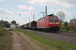 Mit einem gemischten Güterzug (Chiasso Smistamento - Mannheim Rbf) fuhr die 185 107-0 am 13.04.2017 durch den Heitersheimer Bahnhof in Richtung Norden.