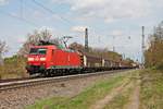 Mit einem gemischten Güterzug (Mannheim Rbf - Chiasso Smistamento) fuhr am 13.04.2017 die 185 141-9 bei Heitersheim über die KBS 703 durchs Rheintal in Richtung Schweizer Grenze.