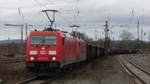 2 185er ziehen einen Güterzug durch Babenhausen gen Darmstadt.