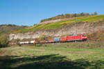 185 301 mit einem gemischten Güterzug bei Himmelstadt Richtung Würzburg, 13.10.2018