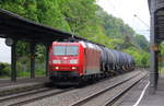 185 062-7 DB kommt mit einem Kesselzug aus Norden nach Süden und kommt aus Richtung Köln,Bonn und fährt durch Rolandseck in Richtung Koblenz. 
Aufgenommen vom Bahnsteig in Rolandseck. 
Am Vormittag vom 9.5.2019.