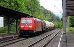 185 360-5 DB kommt mit einem Kesselzug aus Norden nach Süden und kommt aus Richtung Köln,Bonn und fährt durch Rolandseck in Richtung Koblenz. 
Aufgenommen vom Bahnsteig in Rolandseck.
Am Mittag vom 9.5.2019.