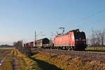 Am Morgen des 23.12.2017 fuhr 185 111-2 mit einem gemischten Güterzug (Chiasso Smistamento - Mannheim Rbf) bei Hügelheim über die KBS 703 durchs Markgräflerland in Richtung Freiburg (Breisgau).