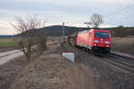 185 381 mit einem gemischten Güterzug bei Mitteldachstetten Richtung Ansbach, 23.02.2019