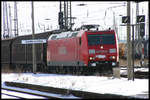 185181-5 Railion hält hier am 27.2.2005 mit einem Güterzug am Bahnsteig in Großkorbetha.