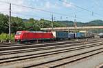 Ankunft am Mittag des 02.07.2018 von 185 385-2 mit einem langen KLV nach Verona Q. E. im Bahnhof von Kufstein, wo sie ihren Zug an Lokomotion abgeben wird.