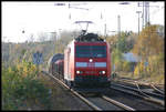 DB 185110 fährt hier aus Richtung Münster kommend am 1.11.2005 mit einem Güterzug in Richtung Osnabrück durch den Bahnhof Hasbergen.