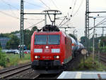 Kesselzug mit 185 147-6 DB durchfährt den Bahnhof Pinneberg auf der Bahnstrecke Hamburg-Altona–Kiel (KBS 103) Richtung Hamburg-Eidelstedt.