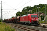 08. Juni 2017, Lok 185 004 befördert einen Güterzug in Richtung Saalfeld durch den Bahnhof Kronach.