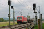 07. Juni 2013, Ein Kesselwagenzug aus Saalfeld, gezogen von Lok 185 002, verlässt bei Gruben die Gleisanlagen des Bahnhofs Hochstadt-Marktzeuln in Richtung Lichtenfels.