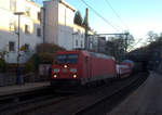 185 384-5 DB kommt aus Richtung Köln,Aachen-Hbf und fährt durch Aachen-Schanz mit einem gemischten Güterzug aus Köln-Gremberg(D) nach Antwerpen-Noord(B) und fährt in Richtung Aachen-West. Aufgenommen vom Bahnsteig von Aachen-Schanz.
Bei Sonne und Wolken am Nachmittag vom 4.12.2019.