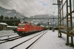 Die Br 185 120-3 und noch eine Br 185 mit einem Containerzug, am 25.1.04 in Arth-Goldau, auf dem Weg ins Tessin