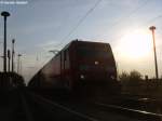 Die 185 258 mit Gterwagen bei einer Durchfahrt in Leiling am 04.05.2007