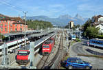 Bei der Fahrt vom bewölkten Lugano (CH) ins sonnige Arth-Goldau (CH), u.a. durch den 57,1 km langen Basistunnel, erwies sich das Gotthardmassiv einmal wieder als Wetterscheide zwischen Nord und Süd.
Hier verlässt ein gemischter Gz mit 185 100-5 DB selbigen Bahnhof Richtung Immensee (CH), während auf Gleis 8 IR 2429 (IR 46) von Zürich HB (CH) nach Erstfeld (CH) steht und im Hintergrund die Mythen zu sehen sind.
Aufgenommen vom Zugang zur Arth-Rigi-Bahn (ARB).
[20.9.2019 | 17:03 Uhr]