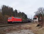 Die 185 366 befördert einen Güterzug bei Aßling (Obb) Richtung Rosenheim, 20.02.2020.