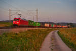 185 070 mit einem Containerzug bei Mitteldachstetten Richtung Würzburg, 31.08.2019