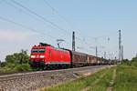 Mit einem gemischten Güterzug (Mannheim Rbf - Chiasso Smistamento) fuhr am Vormittag des 25.05.2019 die 185 115-3 über die Rheintalbahn durch den Bahnhof von Heiertsheim in Richtung
