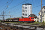 DB Lok 185 115-3 durchfährt den Bahnhof Pratteln. Die Aufnahme stammt vom 27.04.2020.