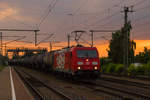 185 399-3 ist im letzten Licht unterwegs in Niederndodeleben. Aufgenommen am 19. Juli 2019.