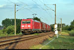 Schüttgutzug mit 185 277-1 DB fährt in Zscherben, Angersdorfer Straße, auf der Bahnstrecke Halle–Hann.