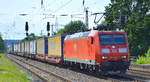 DB Cargo AG [D] mit  185 142-7  [NVR-Nummer: 91 80 6185 142-7 D-DB] und Taschenwagenzug Richtung Rostock am 16.06.20 Bf. Saarmund.