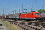 DB Lok 185 136-9 durchfährt den badischen Bahnhof.