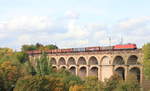 185 378 mit offenen Güterwagen (vermutlich Schrottzug) am 13.10.2020 auf dem Enzviadukt in Bietigheim. 