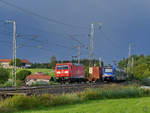 DB 185 151-8 mit einem Containerzug, ET316 von Meridian fährt in Richtung Salzburg. (bei Fuchsreut, August 2020)