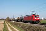 Mit dem gemischten Güterzug EZ 51943 (Mannheim Rbf - Basel Bad Rbf) fuhr am Nachmittag des 02.04.2020 die 185 121-1 südlich von Buggingen über die KBS 702 in Richtung Müllheim (Baden).
