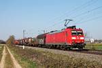Mit dem gemischten Güterzug EZ 45023 (Mannheim Rbf - Chiasso Smistamento) fuhr am Nachmittag des 02.04.2020 die 185 085-8 südlich von Buggingen durchs Rheintal in Richtung Müllheim (Baden).