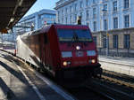 Die Elektrolokomotive 185 384-5 mit einem Güterzug während der Durchfahrt am Hauptbahnhof Wuppertal. (Februar 2021)