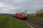 DB Cargo Bombardier Traxx 185 195-5 mit Autotransportwagen in Nieder Mörlen am 17.04.21