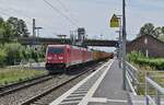 Gegenlichtaufnahme aus Heddesheim/Hirschberg, 185 368-8 mit der kalten 152 078-2 und einem Kastelzug fahren durch gen Weinheim. Während im Hintergrund eine S6 nach Mainz Hbf gen Ladenburg ausfährt. dienstag 10.8.2021