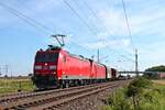 185 130-2 zusammen mit der Wagenlok 185 120-3 und dem EZ 45019 (Mannheim Rbf - Chiasso Smistamento) am Morgen des 04.07.2020 südlich von Auggen.