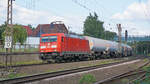 185 250 mit einem Güterzug kurz vor der Durchfahrt durch den Bahnhof Bückeburg.
Aufgenommen im August 2021.