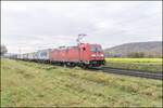 185 380-3 zieht am 27.10.2021 einen Containerzug bei Himmelstadt.