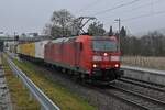 Mit reichlich DHL Containern im Nacken ist hier die 185 185-6 am 14.012.2021 in Sulzbach südwärts fahrend abgelichtet worden....