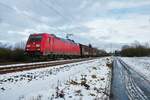 DB Cargo Bombardier Traxx 185 201-1 mit gemischten Güterzug in Maintal Ost am 08.01.22