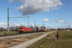 185 380 war mit einem Containerzug in Richtung München unterwegs. Aufgenommen am 5. Februar 2022 bei Übersee am Chiemsee.