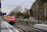 185 169 mit einem Schuttcontainerzug in gelb am Haken fährt am Dienstag den 22.02.2022 durch Wenheim Sulzbach südwärts. 