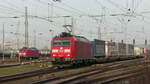 DB 185 111-2 rollt am 24.02.2021 mit einem KV-Zug durch Karlsruhe Gbf in Richtung Süden.