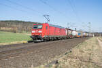 185 150-0 ist mit einem Aufliegerzug bei Kerzell am 23.03.2022