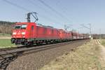 185 227-6 u.185 202-9 sind am 23.03.2022 mit einem Kohlezug bei Kerzell unterwegs.