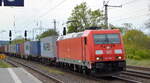 DB Cargo AG [D] mit  185 300-1  [NVR-Nummer: 91 80 6185 300-1 D-DB] und Containerzug Richtung Terminal Großbeeren am 04.05.22 Durchfahrt Bf. Saarmund.