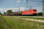 Die 185 267-2 der DB mit einem gemischten Güterzug auf der Strecke in Richtung Salzburg kurz vor Übersee am Chiemsee. Aufgenommen am 04.06.22 