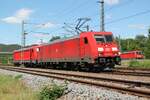 Dreimal DB Cargo: 185 242-5 und 187 131-8 als Lz am 2.7.2022 in der Einfahrt zum Saalfelder Bahnhof.