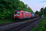 Mit einem Mischer am Haken ist die 185 137-7 auf der Neckartalbahn gen Heidelberg fahren zusehen, hier ist sie in Neckargerach am Freitagabend den 12.August2022.