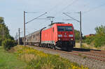 Mit einem langen Autologistikzug vom VW-Werk Braunschweig zum VW-Werk Zwickau rollt 185 393 am 04.09.22 durch Greppin Richtung Bitterfeld.